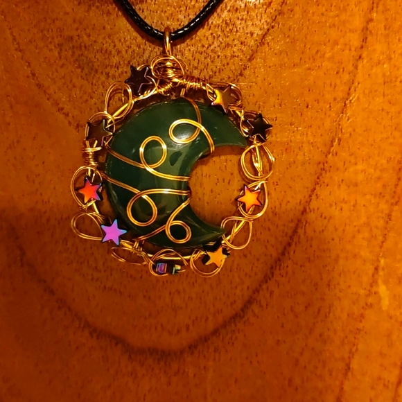 New Green onyx Crescent moon pendants Necklace. - Picture 2 of 6